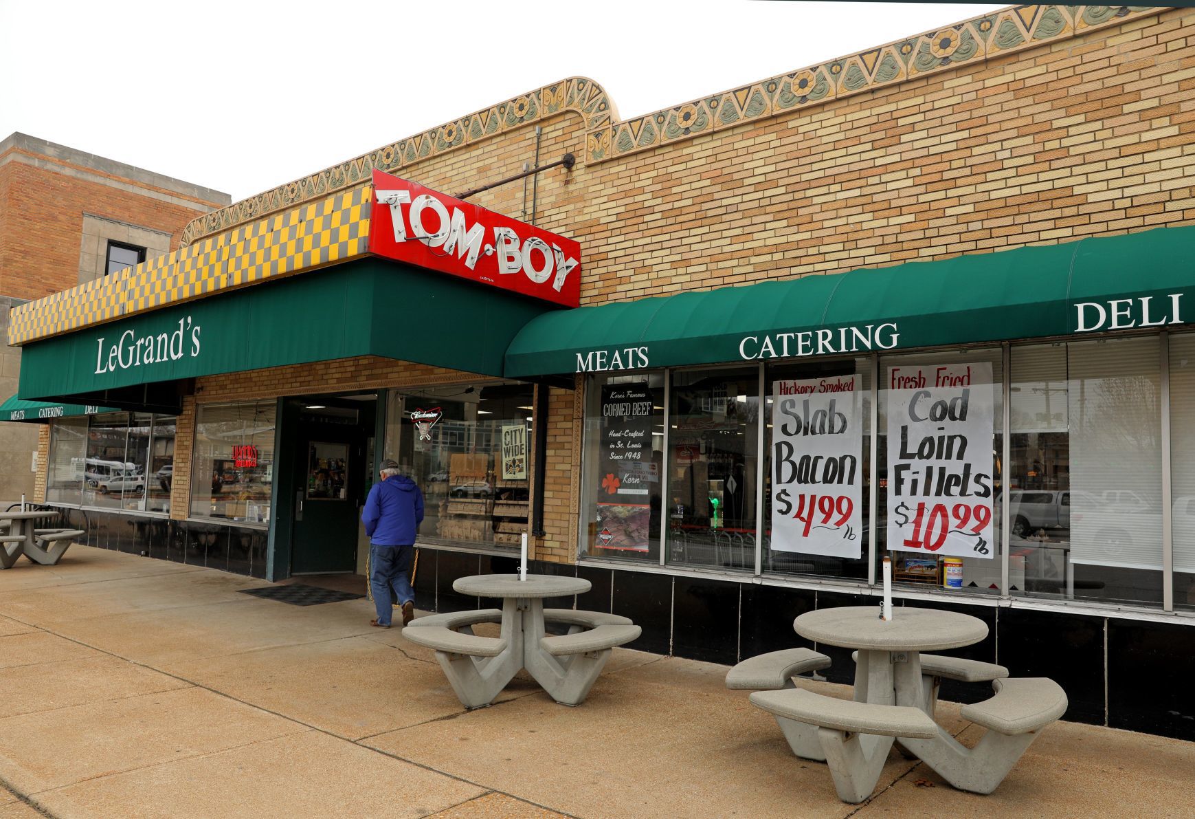 Corner grocers thrive as coronavirus fears prompt hoarding